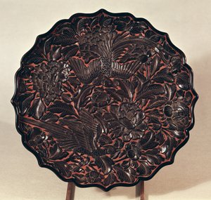 花柄のモチーフと二羽の鳥、元朝（1271-1368）（漆木材）