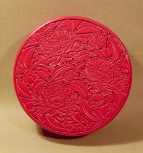 牡丹で飾られた赤い漆箱、c.1426-35（木材に漆）（52020も参照）