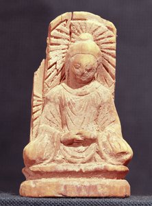 トゥムシュク（新疆）4世紀から5世紀（木）の瞑想中の仏像 作： Chinese School