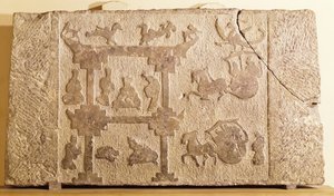 馬車と神話上の鳥で飾られたスラブ、ハン王朝（206 BC-AD 220）（砂岩）