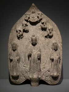 仏教の三つ組で奉納の石碑。中国北部、東魏王朝 作： Chinese School