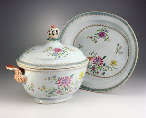 Tureen、カバーとスタンド、乾隆期、1736-95年（ファミールローズ磁器） 作： Chinese School