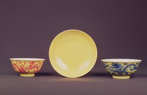 ルージュドファードラゴンの黄色いボウル、チェンルン時代（1736-95）（セラミック） 作： Chinese School