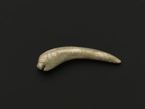 様式化された跳躍形態の埋め込みオリフィスプラグ（まだらにされた緑色のネフライト） 作： Chinese School Chinese School