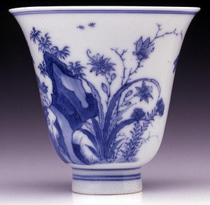 半卵殻ビーカーカップ、Kangxiマークと期間1662-1722（青い下絵の磁器）（142559と下面142558を参照）