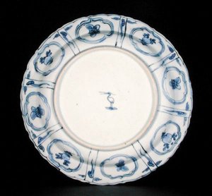 青と白のクラークプレートの下側、白鷺のマーク、ワンリ、1595-1605（磁器）（205990を参照） 作： Chinese School Chinese School