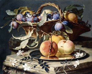 枝編み細工品バスケットの桃とプラム、銀の皿に桃、石の台座にナルシス 作： Christian Berentz
