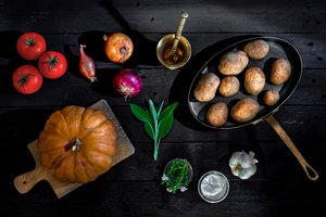 素朴なキッチンの収穫 作： Christian MARCEL