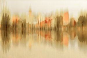 ぼやけた都市の映り込み 作： Christina Sillen
