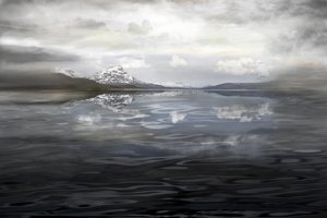 霧に包まれた山の映り込み 作： Christina Sillen