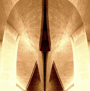 セピア色の建築的対称性 作： Christina Sillen