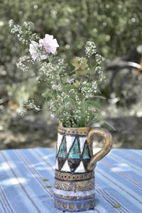 素朴な花瓶に飾られた野の花 作： Christina Sillen