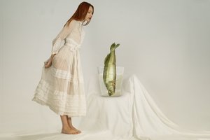好奇心旺盛な女性と魚 作： Christine von Diepenbroek