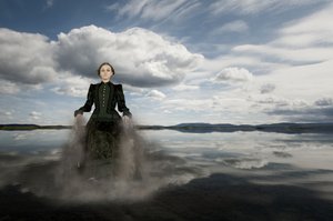 幽玄な女性　静水 作： Christine von Diepenbroek