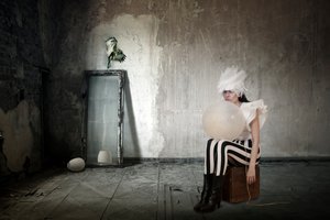 風船を持った羽の生えた女性