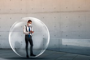 「社会的バブル」の中の男