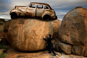 車を押し進める男　ボルダー 作： Christine von Diepenbroek