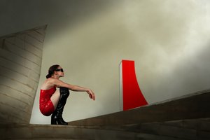 モダン・ウーマンの赤いドレス