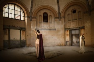謎に包まれた古代の裸体のホール 作： Christine von Diepenbroek