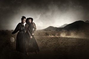 謎めいた女性たち　ダスティ・プレインズ 作： Christine von Diepenbroek