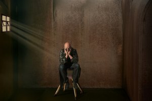 窓辺の光に照らされた物思いにふける男 作： Christine von Diepenbroek