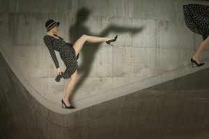 水玉模様のファッションポーズ 作： Christine von Diepenbroek