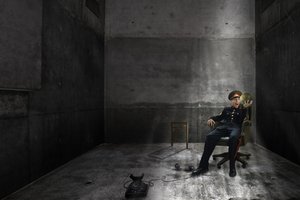 衝撃を受けた警官　コンクリートの部屋