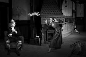 シュールなダーク・ドラマ 作： Christine von Diepenbroek