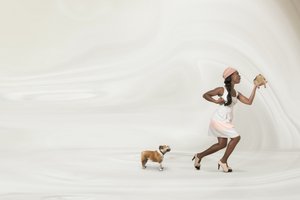 風変わりな女性と犬