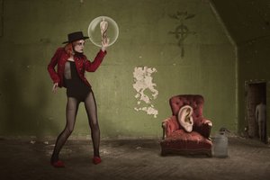 女性のシュールなバブル