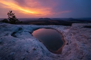 ドラマチックな夕日の水面に映る光景 作： 