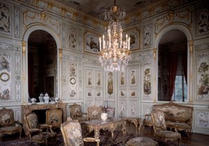 シャン・シュル・マルヌ城の大きな居間の様子。クリストフ・ユエ（1700-1759）による装飾 作： Christophe Huet