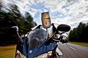 バイクに乗った騎士 作： Christophe Kiciak