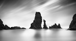 穏やかな海の岩柱