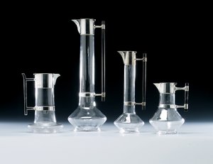 銀でマウントされたクラレットジャグと他のガラス製品 作： Christopher (attr. to) Dresser