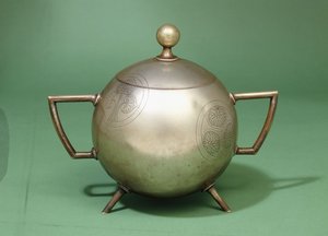 フーキンとヒースの両手ボウル、ヒンジ付きカバー 作： Christopher Dresser