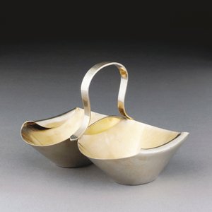 白い金属製のバスケット 作： Christopher Dresser