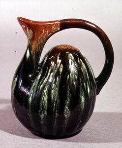 キャメルバックの水差し、Linthorpe、クリストファー・ドレッサー（1834-1904） 作： Christopher Dresser