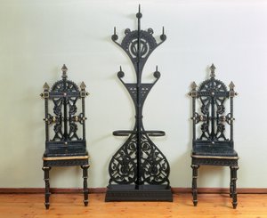 コート、帽子、パラソルスタンド、2枚のガーデンチェアまたはホールチェアが並ぶ、コールブルックデール、1867〜69年（鋳鉄） 作： Christopher Dresser