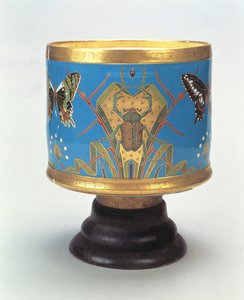 カブトムシと蝶で七宝を模倣して装飾されたジャルディニエール、ミントン＆Co.、1867年（木製ベースの磁器）