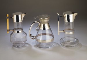銀製のクラレット水差し、1882年。マウントに審美的なスタイルの装飾を施した電気メッキ取り付けクラレット水差し。シルバーマウントクラレット水差し、1880年、すべてHukin＆Heath製（カットガラス） 作： Christopher Dresser