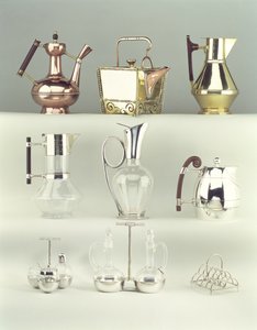 上、LR：オリエンタルコーヒーポット、Benham＆Froud、c.1888（真鍮、銅、木）;日本のリベットで留められた正方形のティーポット、Benham＆Froud、c.1888（銅と真鍮）; Claret Jug、Richard Perry、Son＆Co.、c.1880
