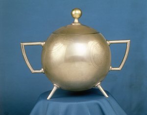 ヒンジ付きカバー付き2つのハンドル付きボウル（電気メッキ） 作： Christopher Dresser