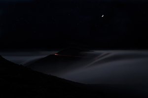 霧の夜、山道
