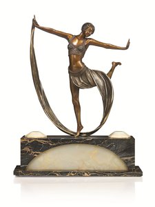 ベースが照らされたアールデコのフィギュア、「Espirit de Josephine Baker」、1925年頃（緑青とコールドペイントのブロンズ） 作： Claire Jeanne Roberte Colinet