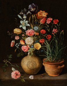 バラ、ユリ、アイリス、その他の花が土瓶に入った静物画。