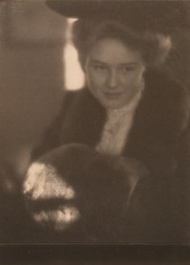 マフを持つ少女 作： Clarence H. White