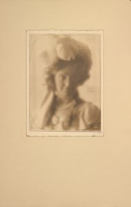 [コスチュームを着た女性の肖像]。 作： Clarence H. White
