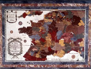 さまざまな地域のデコパージュが描かれた 17 世紀のフランスの地図。 テーブル エベネ ナポレオン 3 世は、1684 年頃のフランスを代表する硬い石、大理石、アルバトルのモザイク トップを支えています。テーブル トップは、グランド トリアノンのマリー アントワネットの家具の一部です。 作： Claude Antoine Couplet