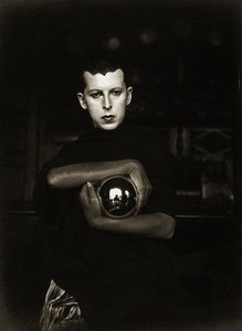 自画像、1927年頃（ゼラチンシルバープリント） 作： Claude Cahun